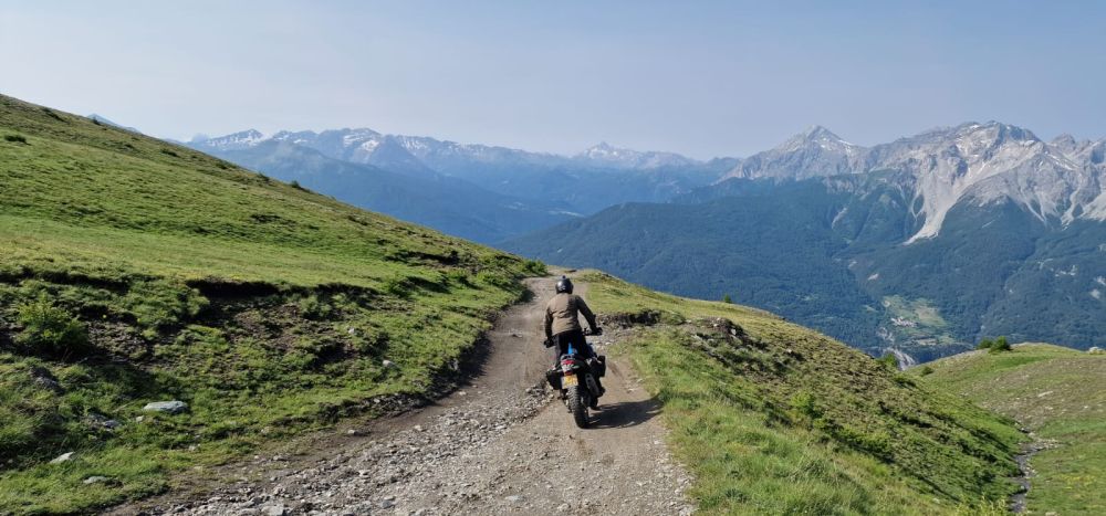 Reiservaring van reiziger Geweldige offroad wegen en adembenemende uitzichten
